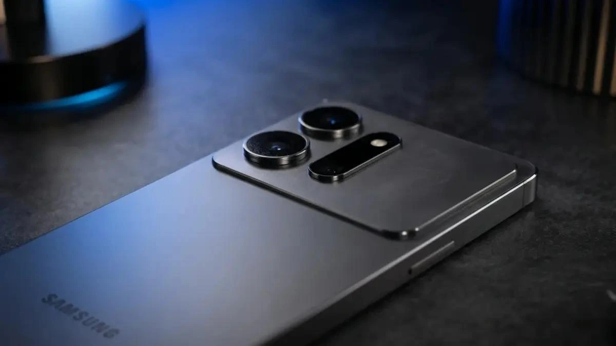 Koyu renkli Samsung telefon konsepti, arka yüzü ve kamera adasıyla masada duruyor