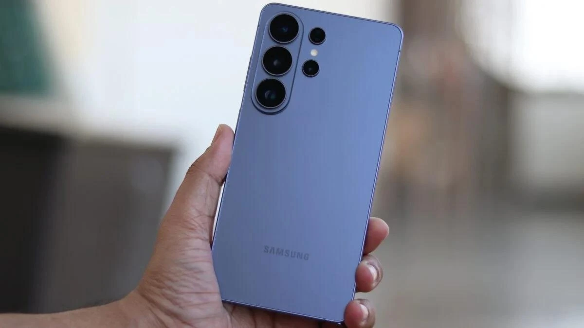 Arka yüzünde dikey kamera modülü bulunan mavi Samsung telefon