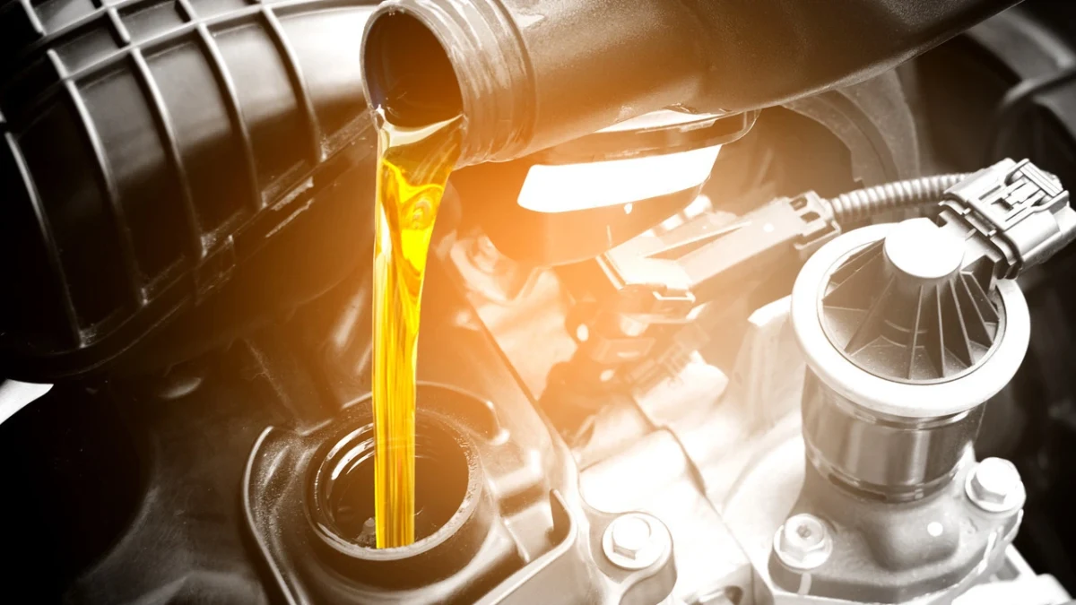Otomobilin mekanik parçasına altın renkli yağ dökülüyor