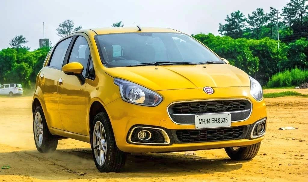 Açık arazide park halindeki sarı Fiat Punto