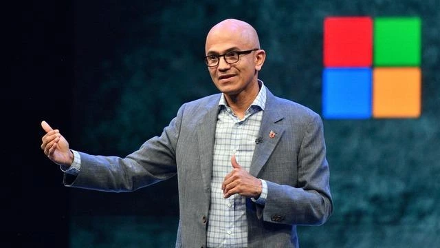 Microsoft CEO’su Satya Nadella, sahnede konuşurken