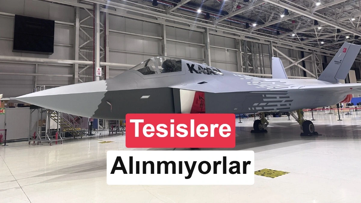 Kapalı bir hangarda sergilenen savaş uçağı; görsel üzerinde tesislere alınmadıklarına ilişkin yazı bulunuyor