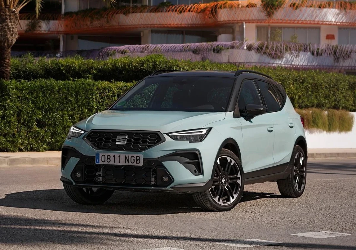 Açık mavi Seat Arona park halinde