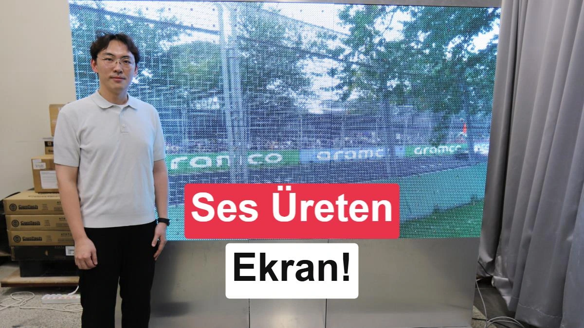 Bir araştırmacı, ses üretebilen büyük modüler LED ekranın yanında duruyor