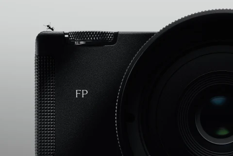 Sigma FP2 fotoğraf makinesinin gövdesine ve objektifinin ön bölümüne yakın plan görünüm