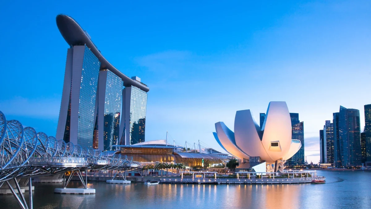 Singapur’un Marina Bay bölgesinde akşam saatlerinde şehir silüeti ve sahil yapıları
