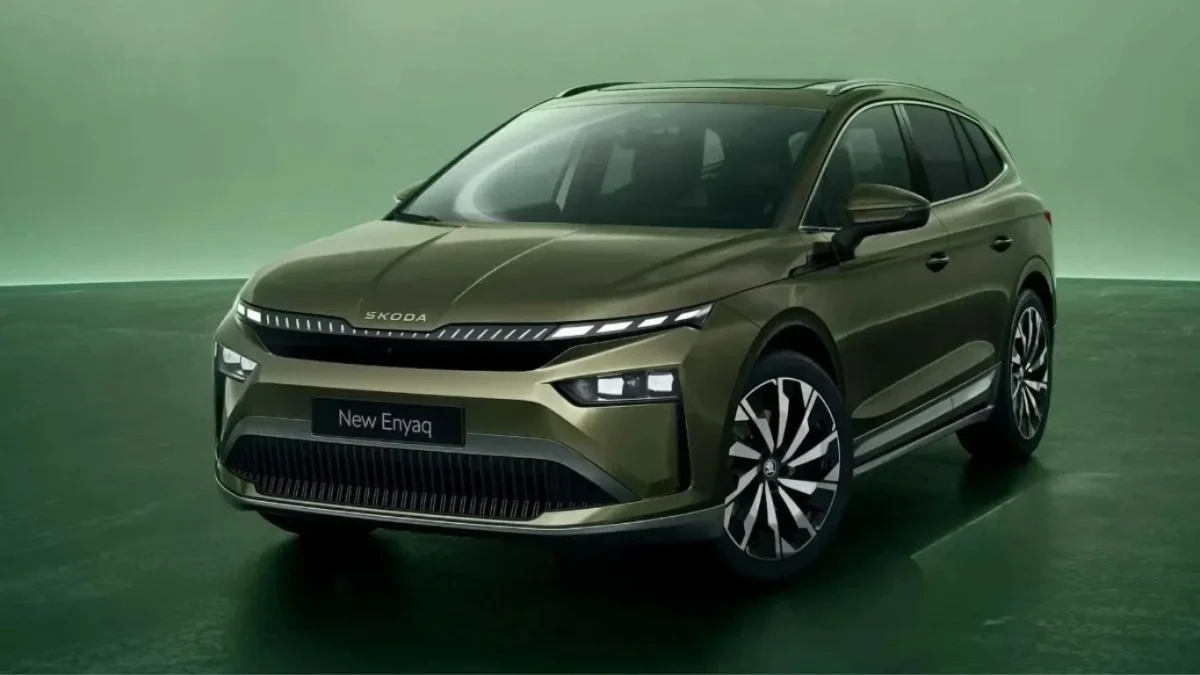 Koyu renkli Skoda Enyaq, önden ve yandan açıyla
