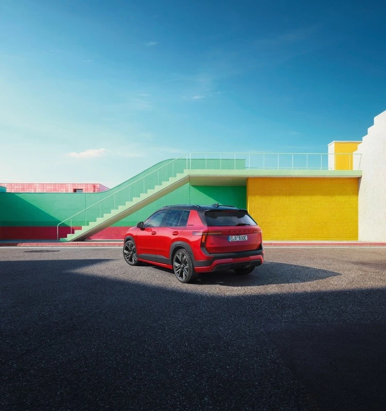 Kırmızı Skoda Epiq Sportline’ın arkadan görünümü
