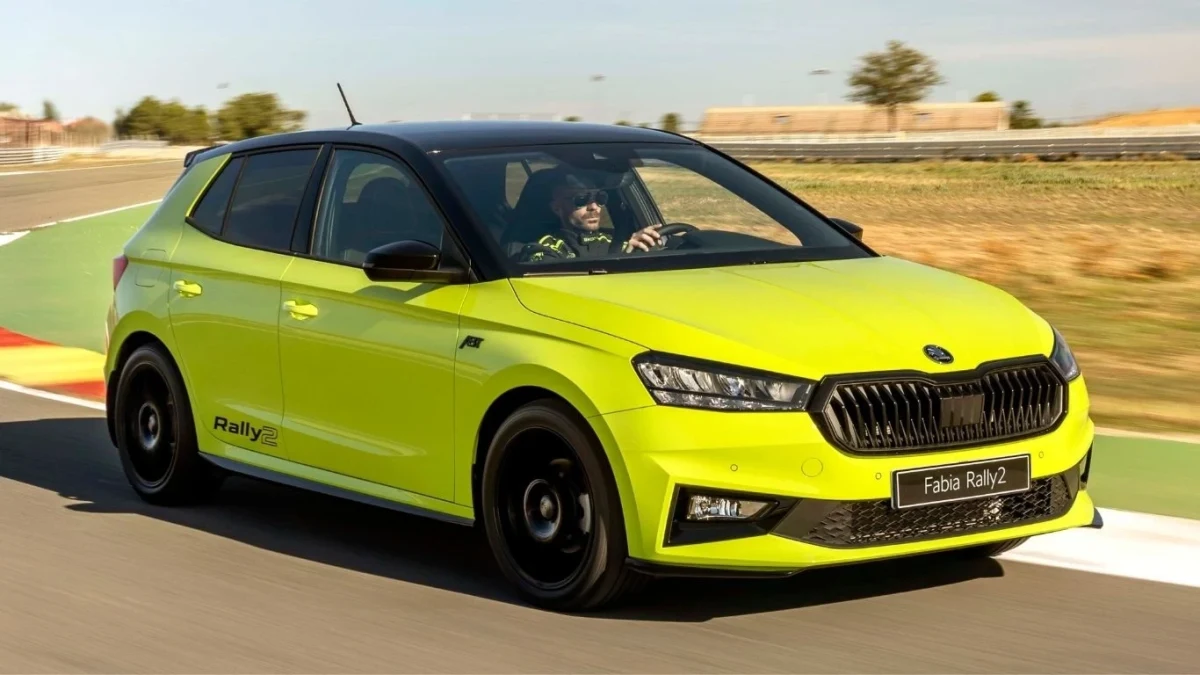 Sarı Skoda Fabia pistte ilerliyor