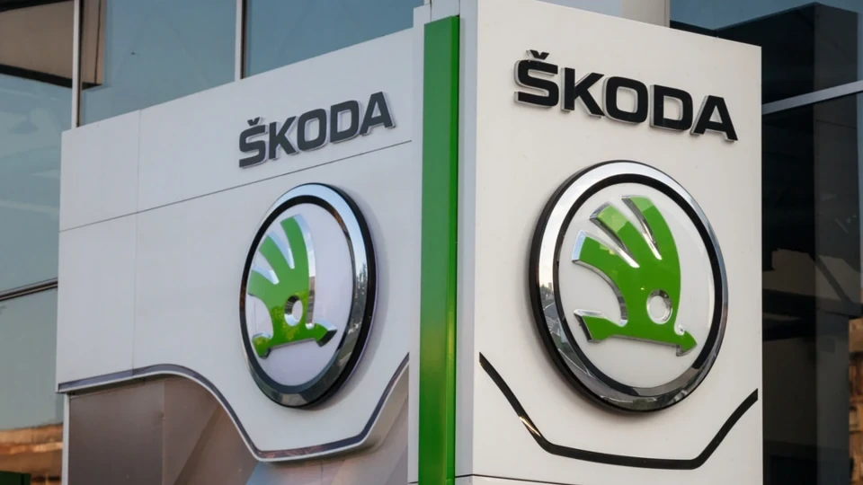 Bir binanın cephesindeki Skoda tabelaları ve logoları