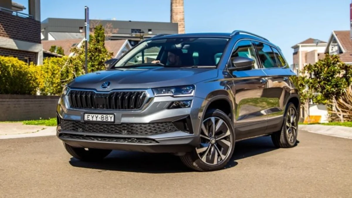 Gri Skoda Kamiq SUV, açık havada önden ve yandan görünümüyle