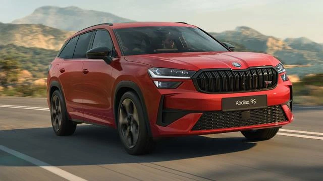 Yolda ilerleyen kırmızı Skoda Kodiaq RS
