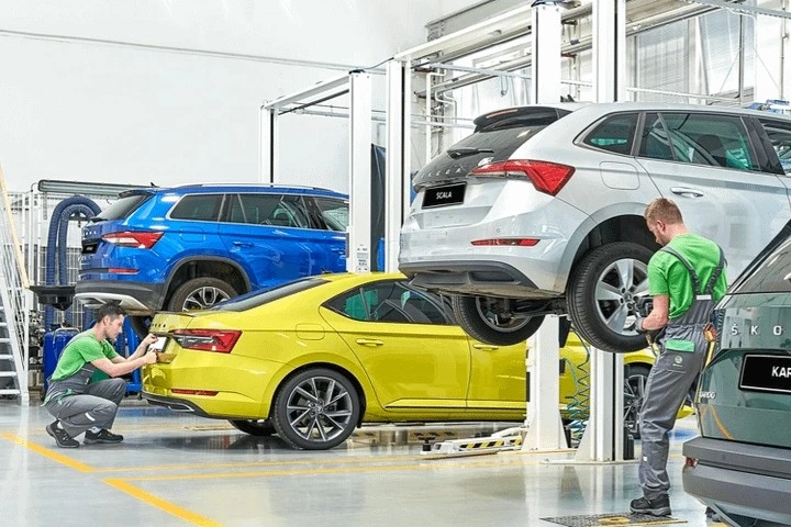 Serviste bakım yapılan Skoda araçları ve teknisyenler