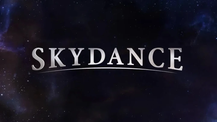 Karanlık yıldızlı bir arka plan üzerinde Skydance yazısı