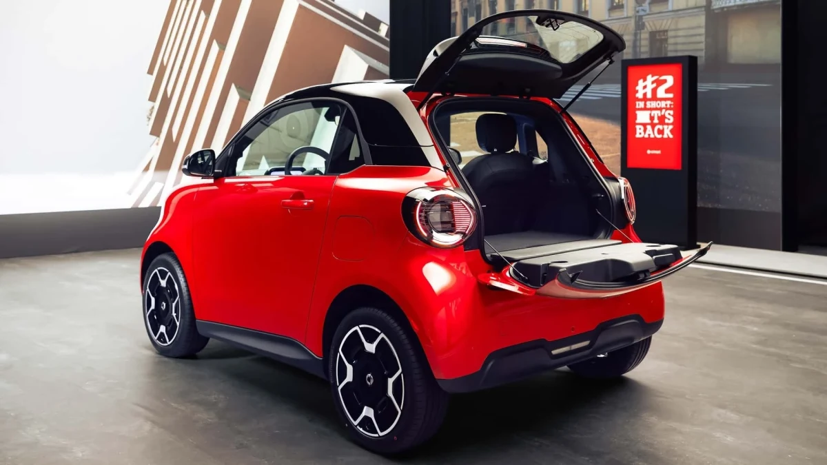 Bagaj kapağı açık kırmızı Smart #2’nin arka ve yan görünümü
