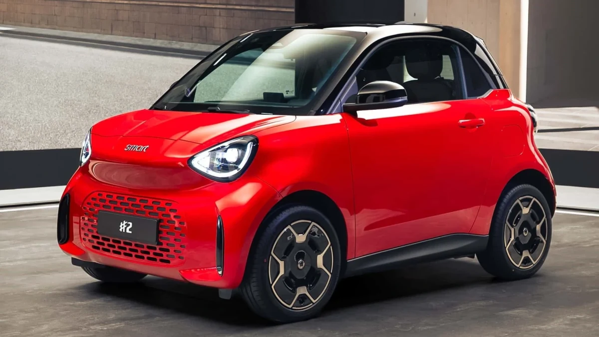 Kırmızı Smart #2’nin önden ve yandan görünümü