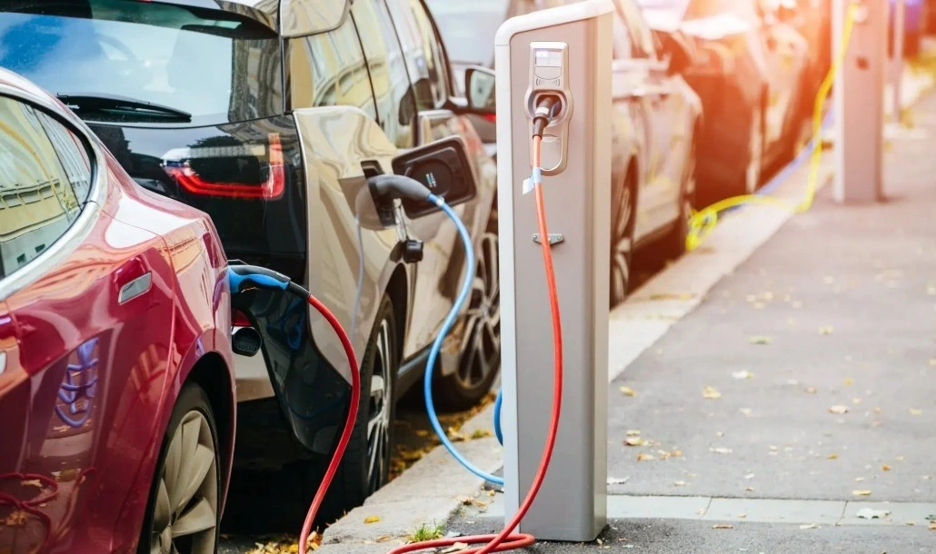 Sokak kenarındaki şarj ünitelerinde şarj edilen otomobiller