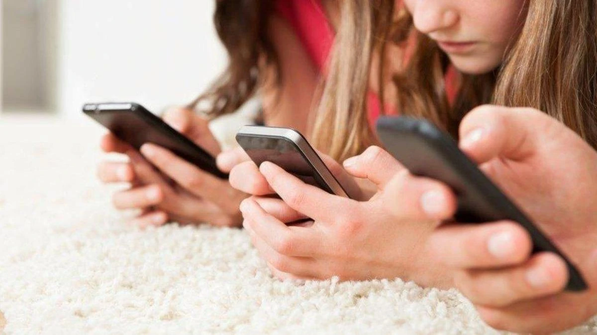 Telefon kullanan çocukların yakın plan görüntüsü