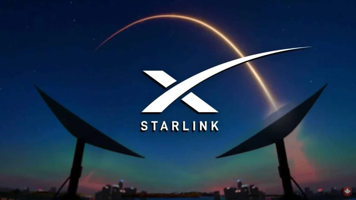 Gece gökyüzü ve anten siluetleri önünde Starlink logosu