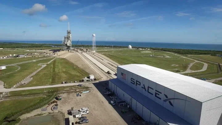 Kennedy Uzay Merkezi’ndeki SpaceX tesisleri ve Starship fırlatma alanı
