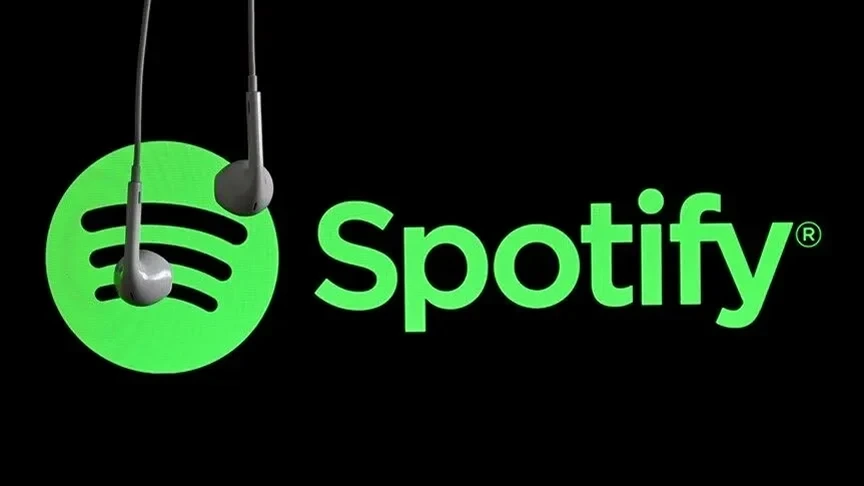 Siyah fonda Spotify logosu ve logonun önünden geçen kulaklıklar