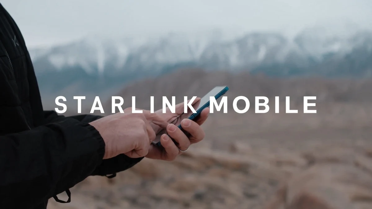 Dağlık bir açık alanda telefon kullanan kişinin görüntüsü üzerinde Starlink Mobile yazısı