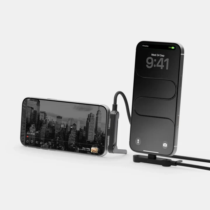 Statik PowerStand kablosuyla yatay ve dikey konumda desteklenen iki telefon