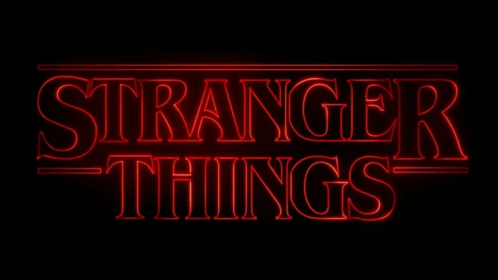 Siyah zemin üzerinde kırmızı ışıklı Stranger Things yazısı