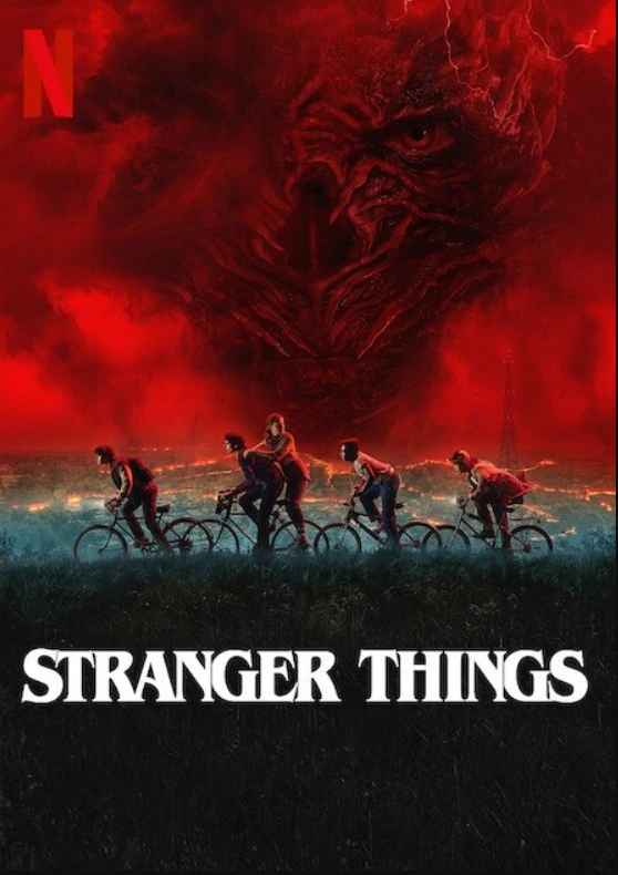 Kırmızı tonların hâkim olduğu Stranger Things tanıtım görseli; alt bölümünde dizinin beyaz logosu yer alıyor.