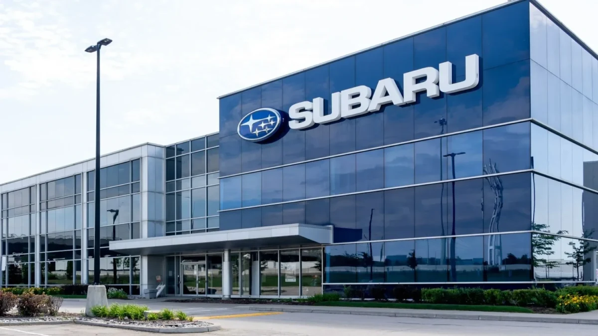 Subaru logosunun yer aldığı cam cepheli bina