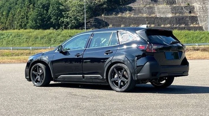 Subaru’nun elektrikli prototipinin arka ve yan görünümü