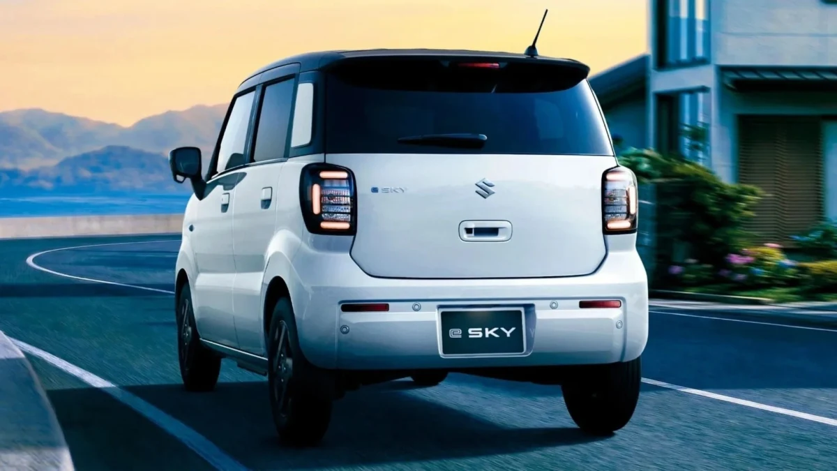 Beyaz Suzuki e SKY elektrikli otomobilin arkadan görünümü