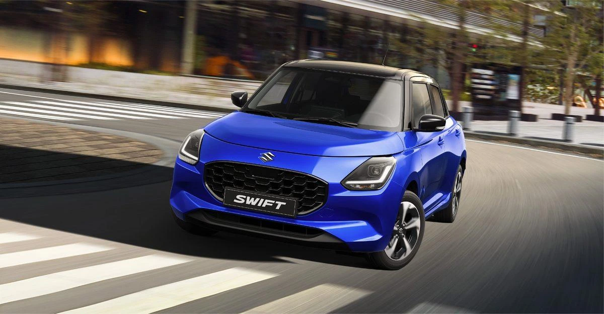 Yolda ilerleyen mavi Suzuki Swift
