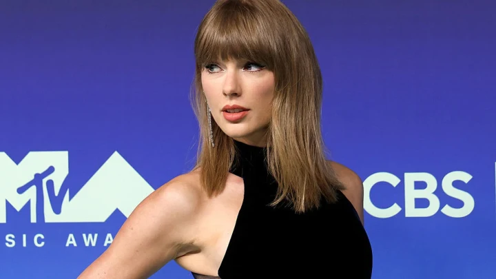 Taylor Swift, MTV Video Müzik Ödülleri etkinliğinde sahnede