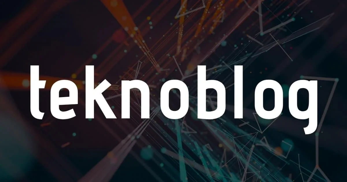 Teknoblog logosu, koyu renkli teknolojik desenli arka plan üzerinde