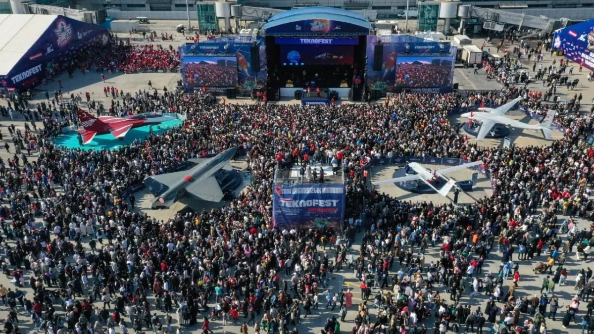 TEKNOFEST alanında sahne çevresinde toplanan kalabalık ve sergilenen hava araçları