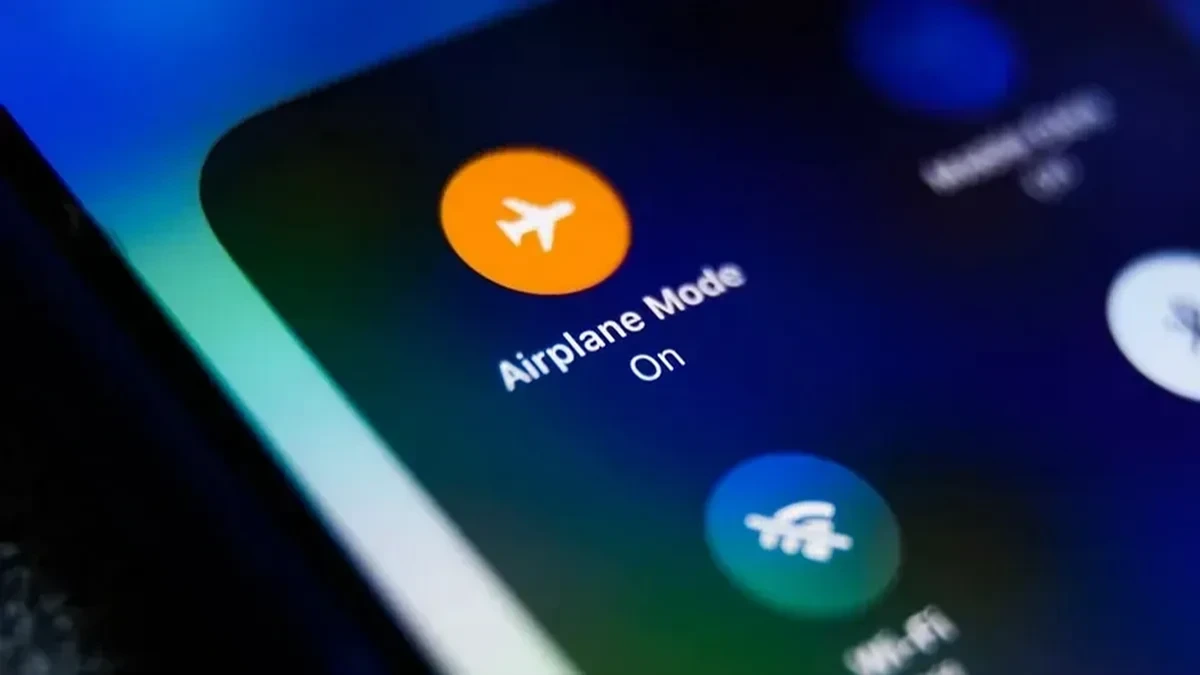 Telefon ekranında etkin uçak modu simgesi