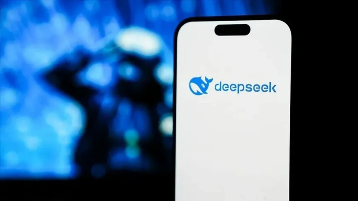 Mavi tonlu arka plan önünde DeepSeek logolu telefon