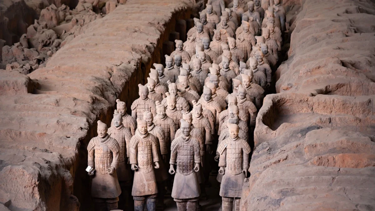 Çin’deki arkeolojik alanda yan yana sıralanmış Terakota ordusu asker heykelleri