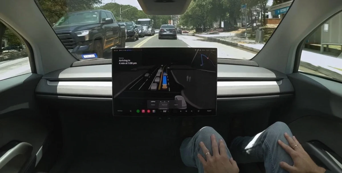 Tesla aracının ön camından görünen yol ve sürüş ekranı