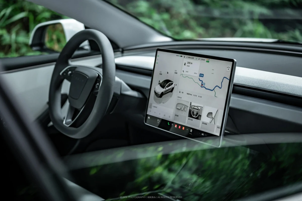 Tesla aracının kabininde direksiyon ve rota ekranı