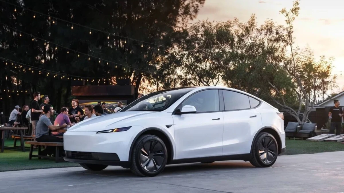 Açık renkli Tesla Model 3 elektrikli sedan