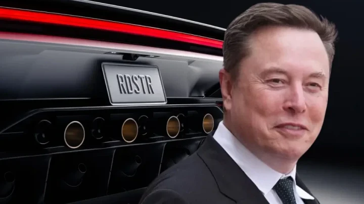Tesla Roadster'ın arka kısmı ve Elon Musk
