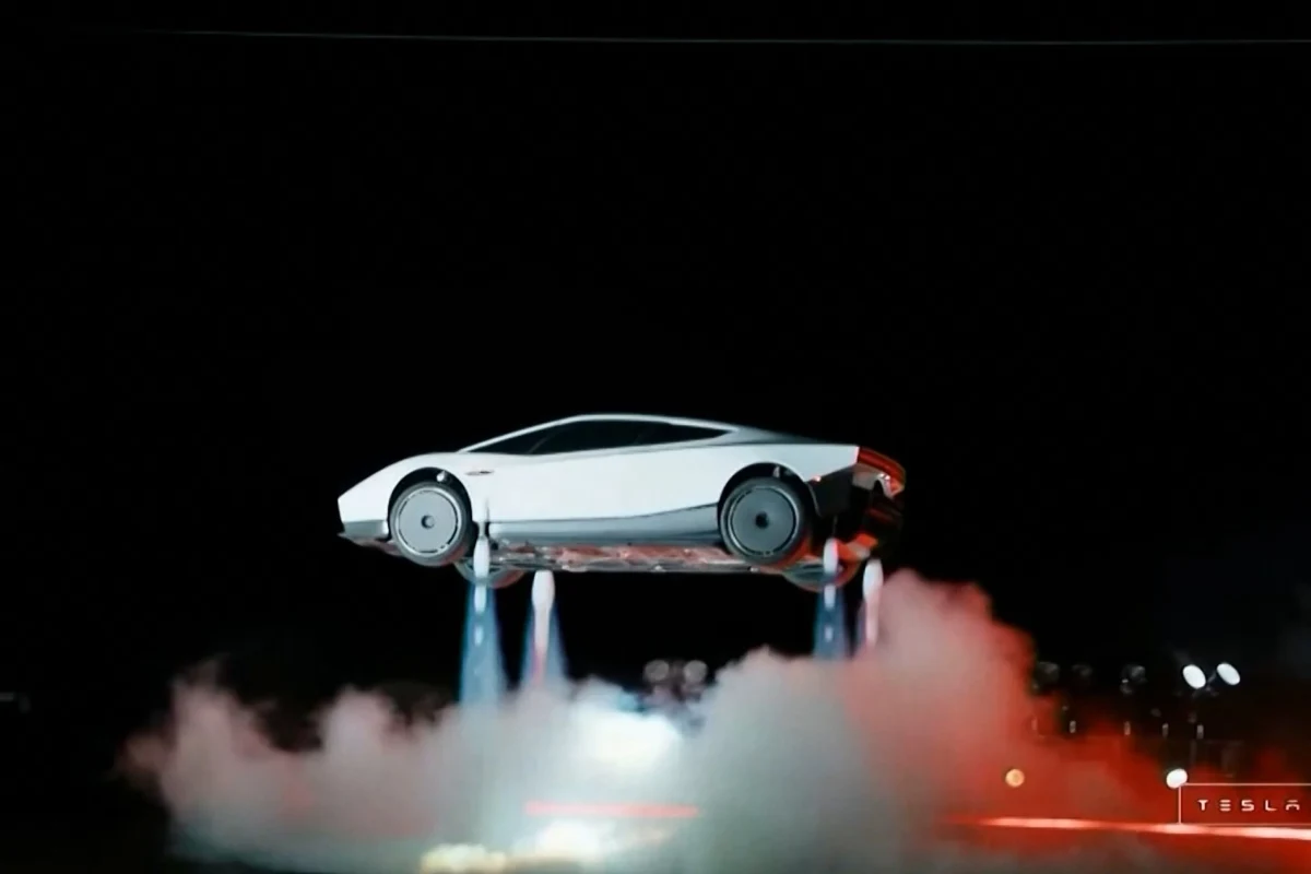 Havada süzülen Tesla Roadster’ın altında gaz iticilerinden çıkan duman