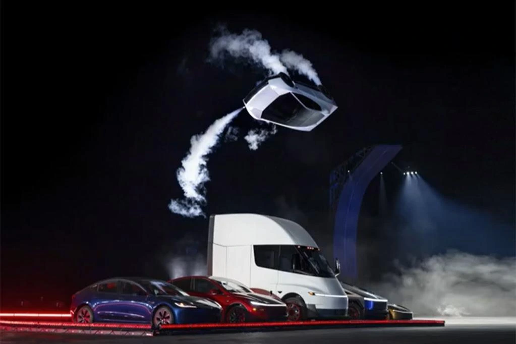 Tanıtım sahnesinde Tesla Roadster’ın diğer Tesla araçları ve Tesla Semi’nin üzerinde havada göründüğü an