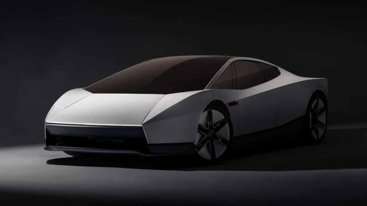 Koyu arka plan önünde duran gümüş renkli Tesla Roadster konsepti