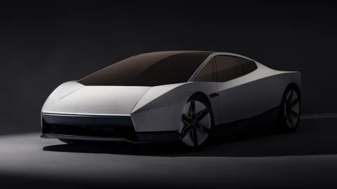 Koyu arka plan önünde duran gümüş renkli Tesla Roadster konsepti