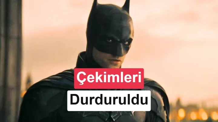Matt Reeves, The Batman kostümlü Robert Pattinson ile sette konuşuyor