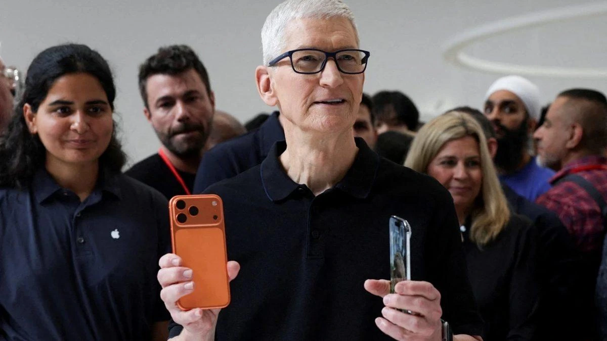 Tim Cook kalabalık arasında iki telefonu elinde tutuyor