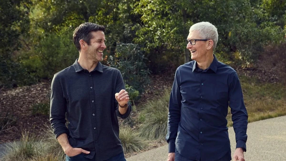 Tim Cook ve John Ternus açık havada yan yana yürürken